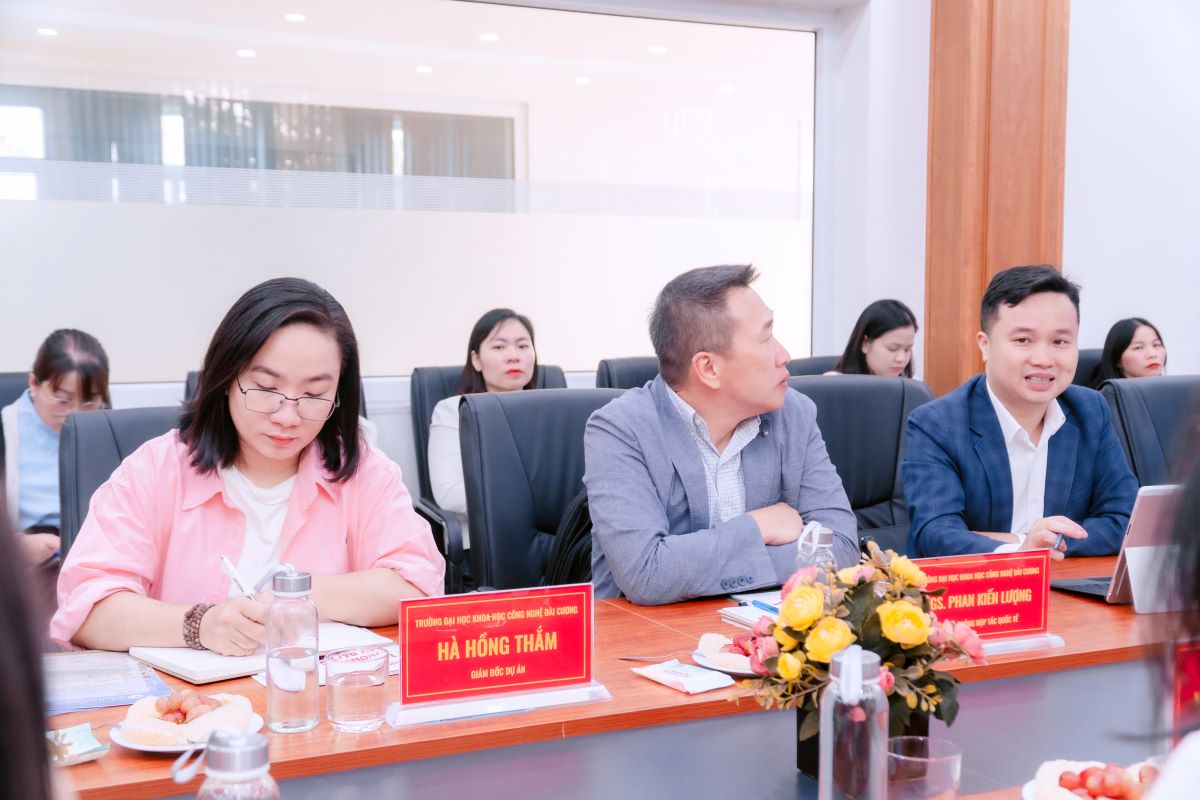 Đại diện phía Đại học Khoa học Công nghệ Đài Cương Đại diện phía Đại học Khoa học Công nghệ Đài Cương