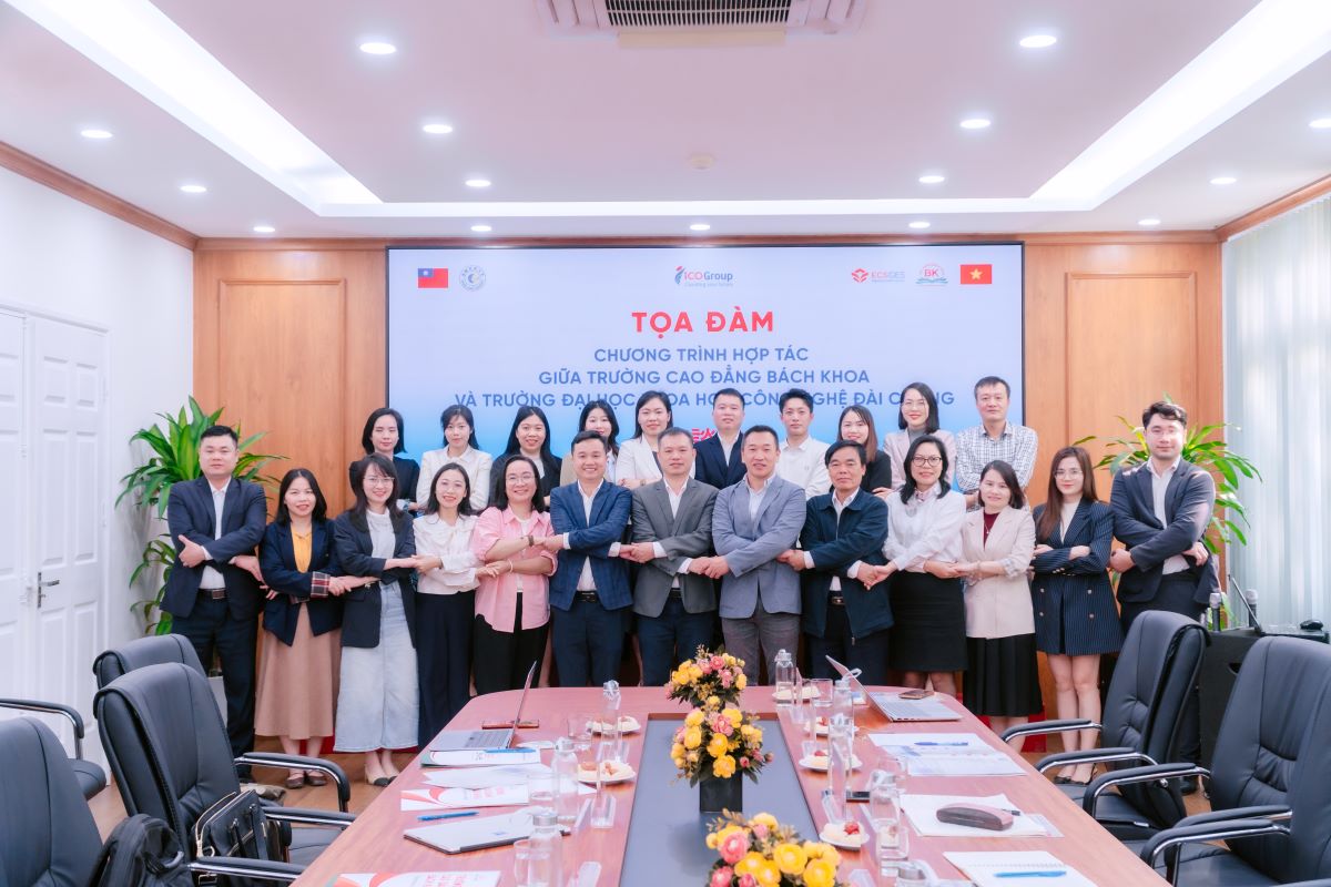 Đại diện các bên chụp hình lưu niệm Đại diện các bên chụp hình lưu niệm