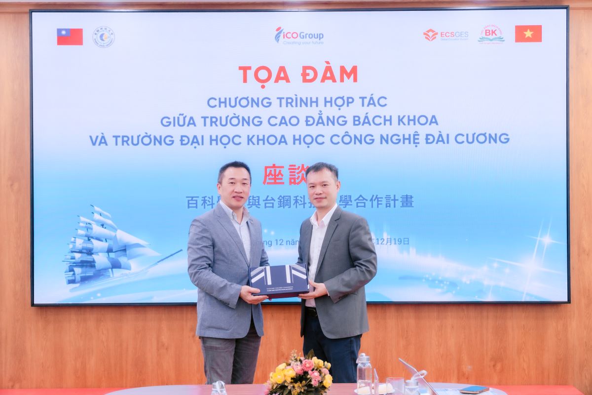 ThS. Nguyễn Thanh Mai - Đại diện Trường Cao đẳng Bách Khoa trao quà lưu niệm cho Trường Đại học Khoa học Công nghệ Đài Cương ThS. Nguyễn Thanh Mai - Đại diện Trường Cao đẳng Bách Khoa trao quà lưu niệm cho Trường Đại học Khoa học Công nghệ Đài Cương
