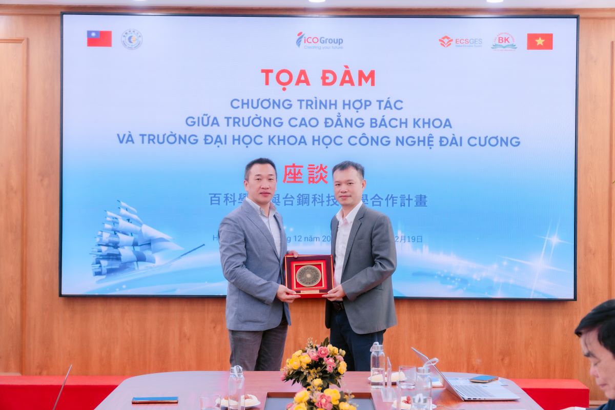 ThS. Nguyễn Thanh Mai - Đại diện Trường Cao đẳng Bách Khoa trao kỉ niệm chương cho Trường Đại học Khoa học Công nghệ Đài Cương ThS. Nguyễn Thanh Mai - Đại diện Trường Cao đẳng Bách Khoa trao kỉ niệm chương cho Trường Đại học Khoa học Công nghệ Đài Cương