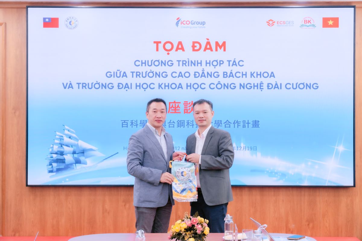 Trường Đại học KHCN Đài Cương trao quà lưu niệm cho Trường Cao đẳng Bách Khoa Trường Đại học KHCN Đài Cương trao quà lưu niệm cho Trường Cao đẳng Bách Khoa