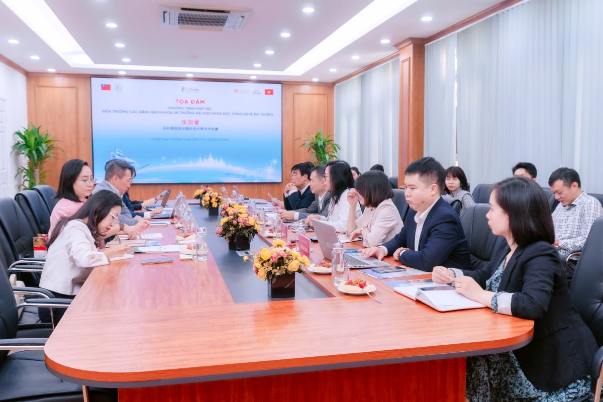 Đại diện các bên trao đổi