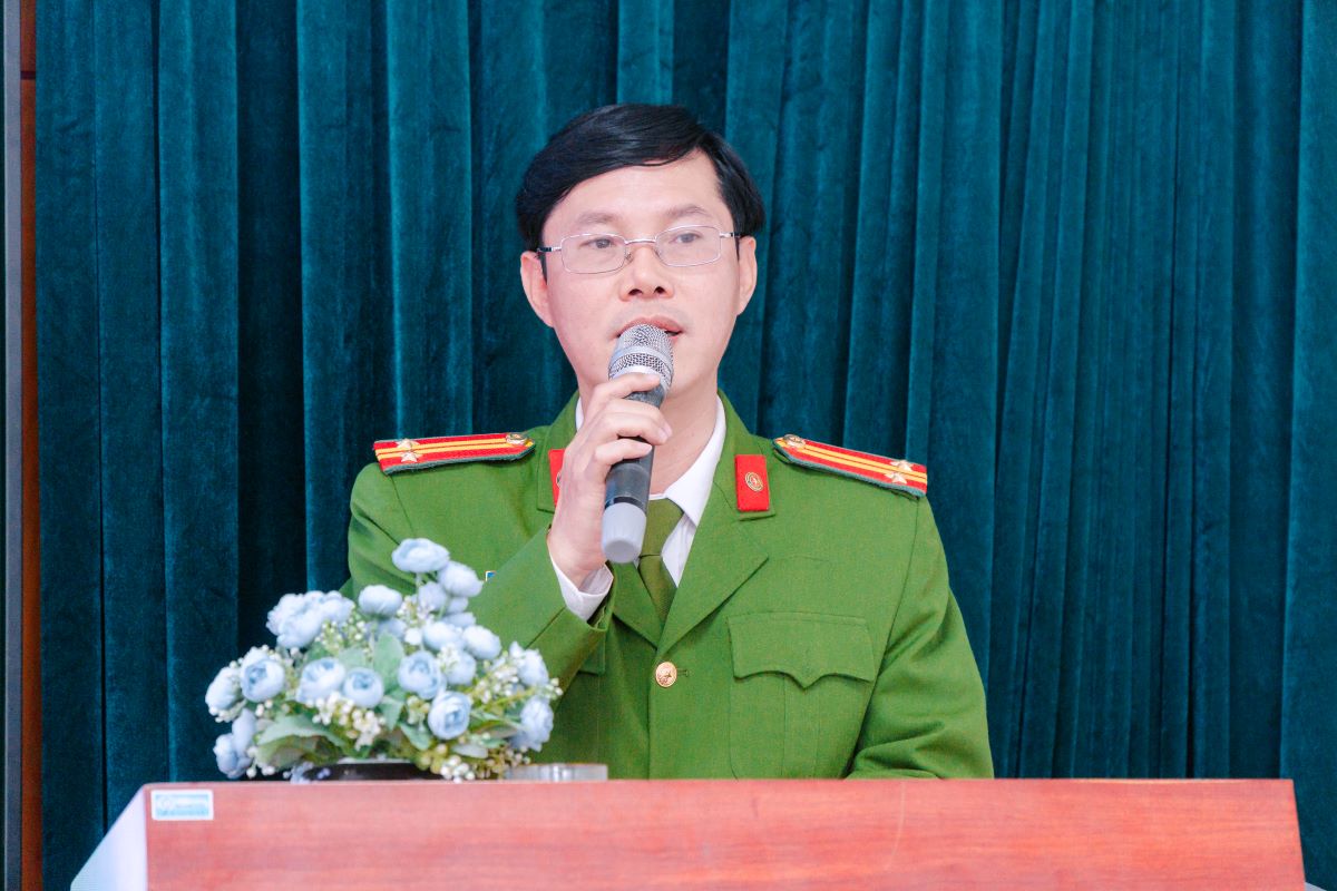 Đại diện cán bộ công an diễn giải, phổ biến về pháp luật Trung tá Lê Văn Tuấn - Đại diện Công an phường Xuân Phương diễn giải, phổ biến về pháp luật