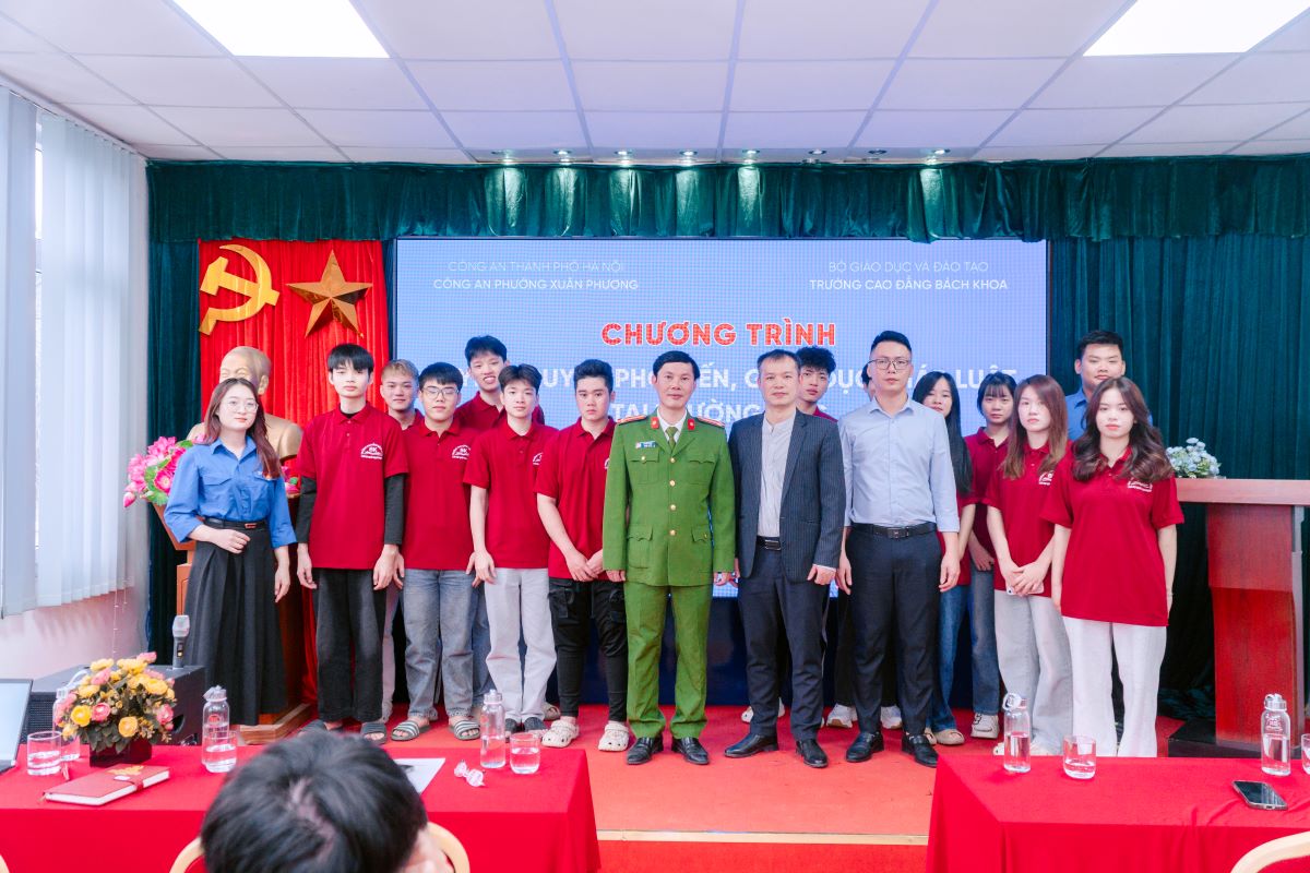 Đại diện cán bộ công an chụp hình lưu niệm cùng các thầy cô và sinh viên Trường Cao đẳng Bách Khoa Đại diện cán bộ công an phường Xuân Phương chụp hình lưu niệm cùng các thầy cô và sinh viên Trường Cao đẳng Bách Khoa