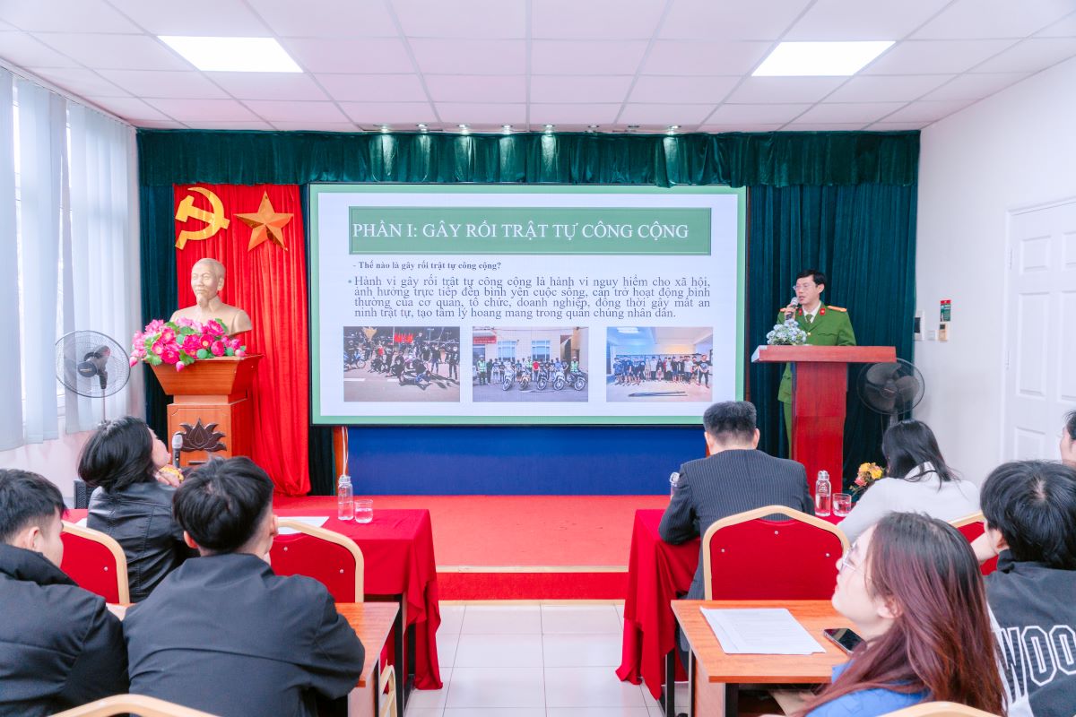 Cán bộ công an tuyên truyền, phổ biến, giáo dục pháp luật dành cho toàn thể sinh viên Cao đẳng Bách Khoa Đại diện cán bộ công an phường Xuân Phương tuyên truyền, phổ biến, giáo dục pháp luật dành cho toàn thể sinh viên Cao đẳng Bách Khoa