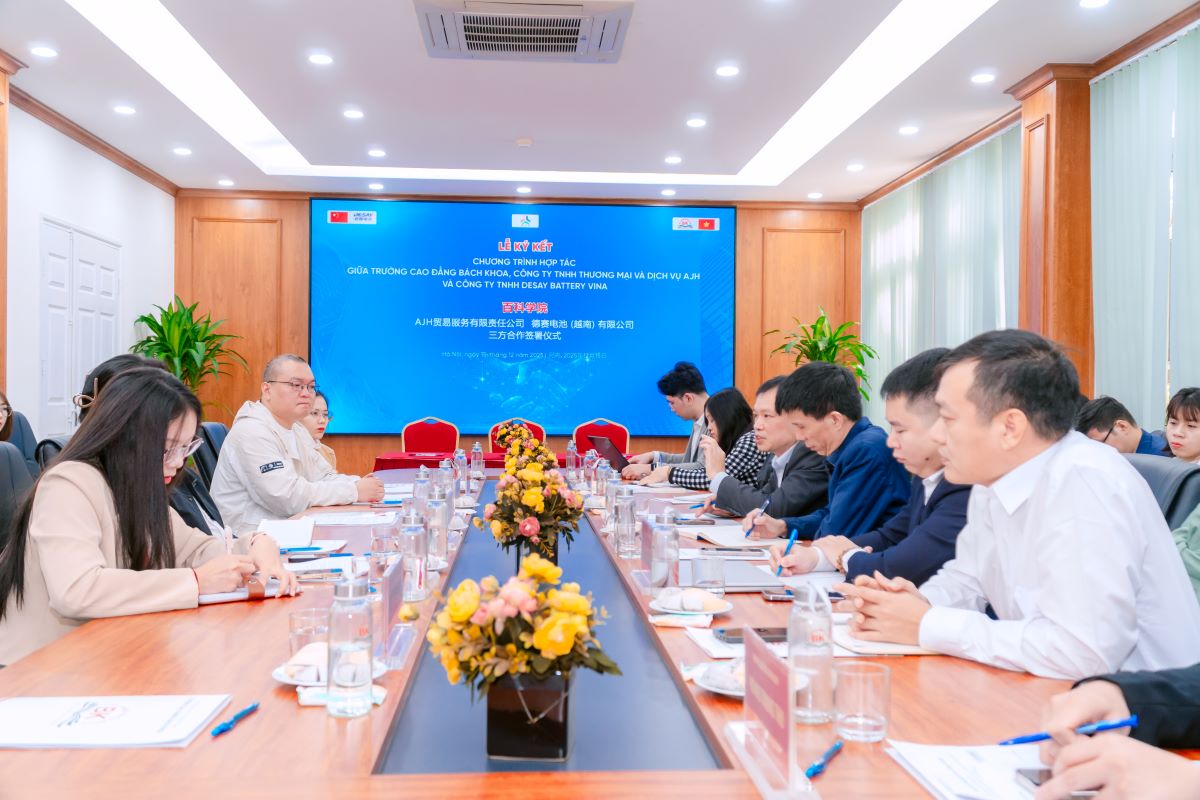 Đại diện các bên trao đổi Đại diện các bên trao đổi