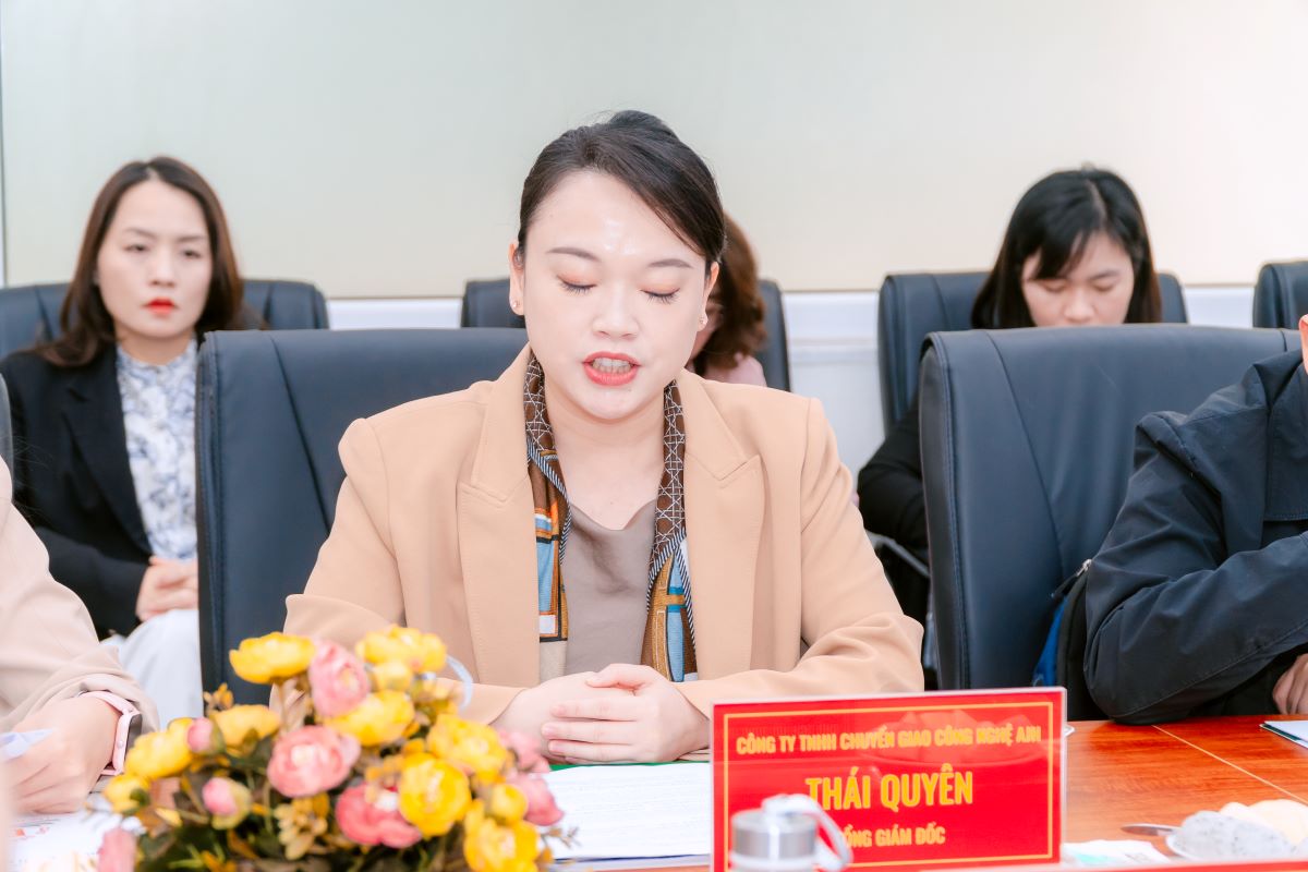 Bà Thái Quyên - Đại diện phía Công ty TNHH Thương mại và Dịch vụ Anh Gia Hào phát biểu Bà Thái Quyên - Đại diện phía Công ty TNHH Thương mại và Dịch vụ Anh Gia Hào phát biểu