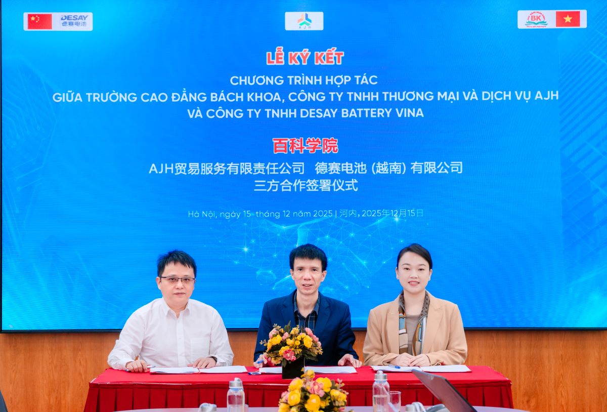 Đại diện Nhà trường và 2 doanh nghiệp thực hiện nghi thức ký kết biên bản ghi nhớ hợp tác Đại diện Nhà trường và 2 doanh nghiệp thực hiện nghi thức ký kết biên bản ghi nhớ hợp tác