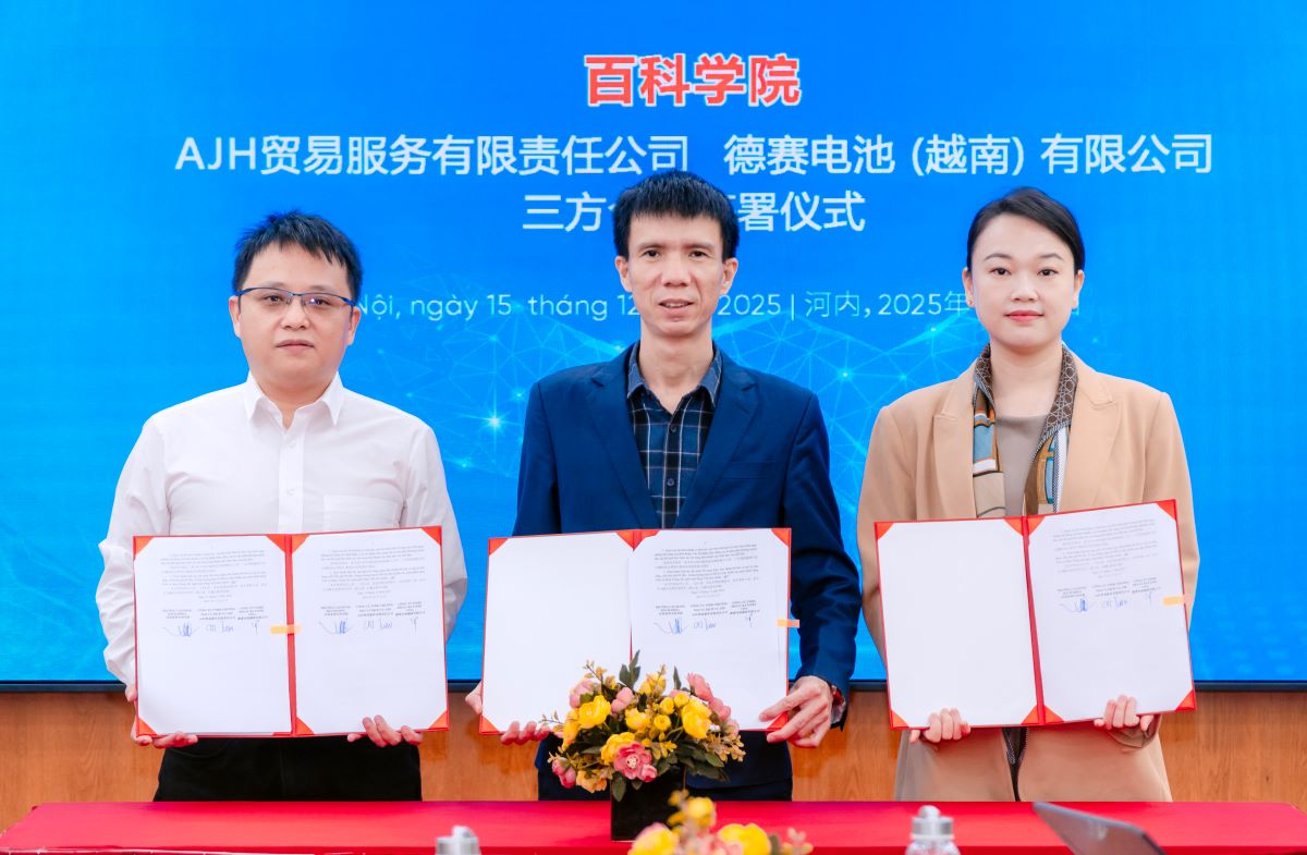 Đại diện Nhà trường và 2 doanh nghiệp ký kết biên bản ghi nhớ Đại diện Nhà trường và 2 doanh nghiệp ký kết biên bản ghi nhớ