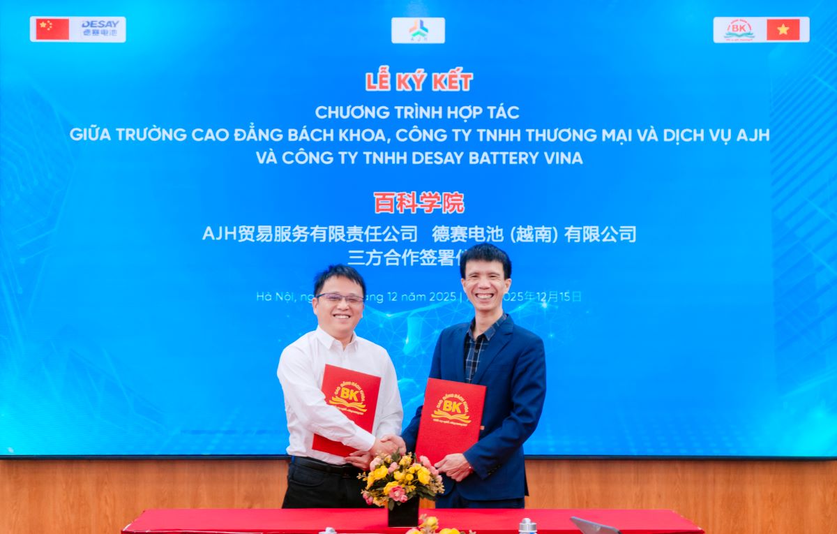 Đại diện Trường Cao đẳng Bách Khoa và Công ty DESAY BATTERY VINA ký kết biên bản ghi nhớ Đại diện Trường Cao đẳng Bách Khoa và Công ty DESAY BATTERY VINA ký kết biên bản ghi nhớ