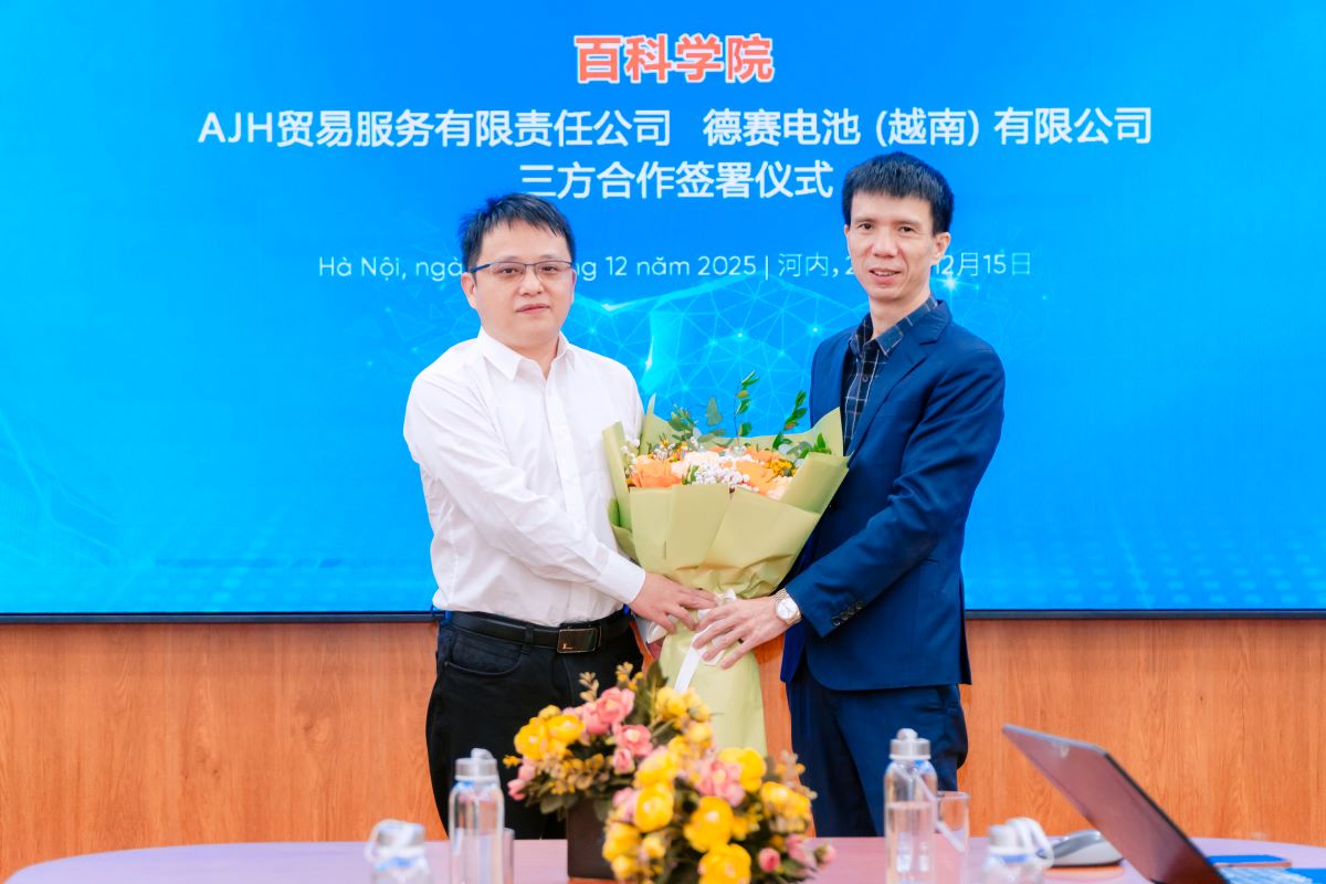 ThS. Nguyễn Văn Trường - Đại diện Ban giám hiệu Trường Cao đẳng Bách Khoa tặng quà tri ân cho Công ty DESAY BATTERY VINA ThS. Nguyễn Văn Trường - Đại diện Ban giám hiệu Trường Cao đẳng Bách Khoa tặng quà tri ân cho Công ty DESAY BATTERY VINA