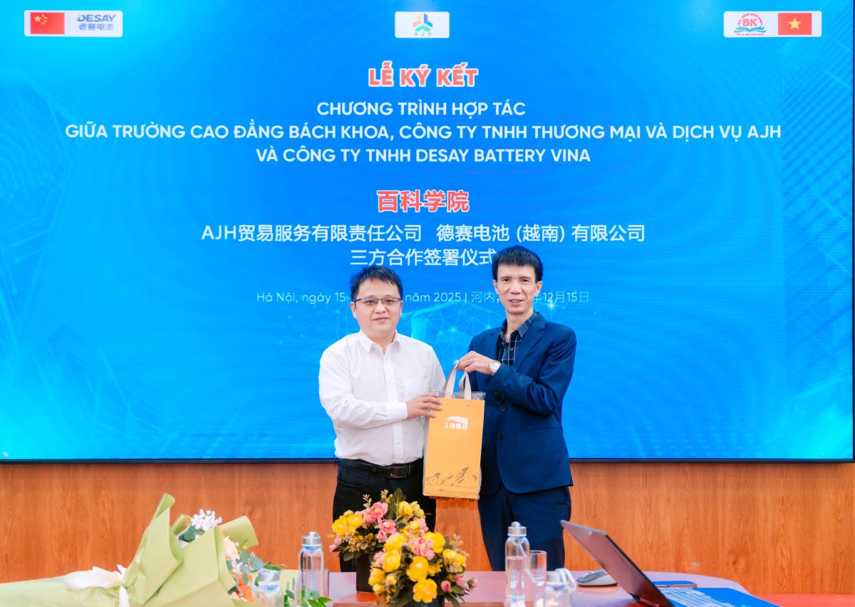 Trường Cao đẳng Bách Khoa ký kết hợp tác với Công ty DESAY BATTERY và Công ty Anh Gia Hào - Tăng cường đào tạo gắn với doanh nghiệp Trường Cao đẳng Bách Khoa ký kết hợp tác với Công ty DESAY BATTERY và Công ty Anh Gia Hào - Tăng cường đào tạo gắn với doanh nghiệp