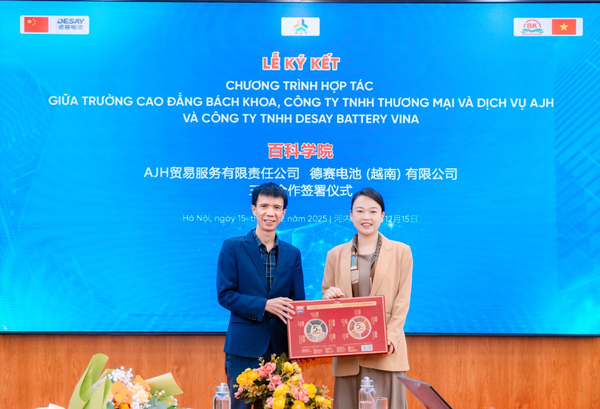 ThS. Nguyễn Văn Trường - Đại diện Ban giám hiệu Trường Cao đẳng Bách Khoa nhận quà tri ân từ Công ty Anh Gia Hào ThS. Nguyễn Văn Trường - Đại diện Ban giám hiệu Trường Cao đẳng Bách Khoa nhận quà tri ân từ Công ty Anh Gia Hào