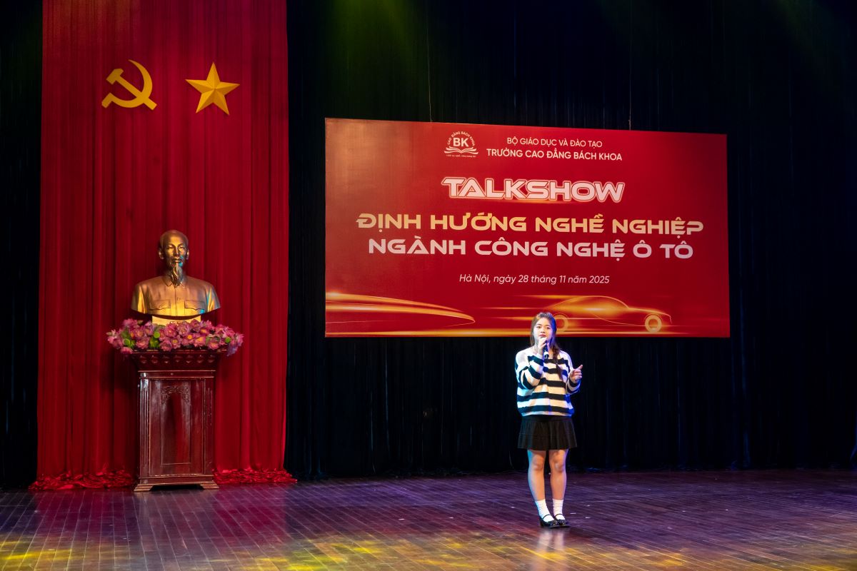 Tiết mục “Đi giữa trời rực rỡ" do nữ sinh Anh Thư thể hiện