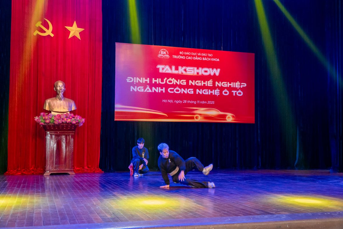 Tiết mục Hiphop dance được thực hiện bởi 2 nam sinh Nhật Anh và Tuấn Anh - Sinh viên ngành Lập trình máy tính