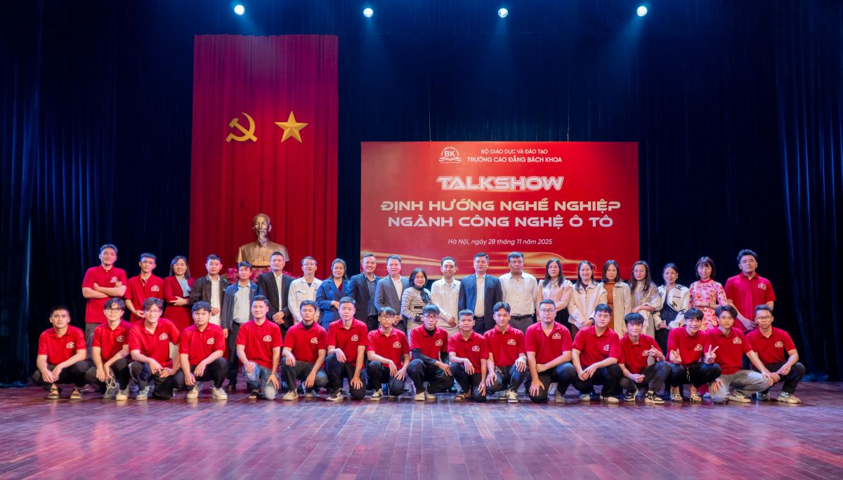 Thầy cô chụp hình cùng sinh viên ngành công nghệ ô tô tại talkshow