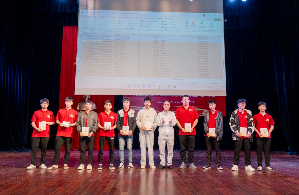 Đại diện công ty Honda Việt Nam trao phần quà cho sinh viên phát biểu tại talkshow