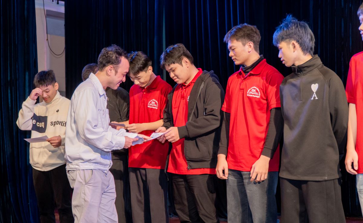 Đại diện công ty Honda Việt Nam trao phần quà cho sinh viên phát biểu tại talkshow