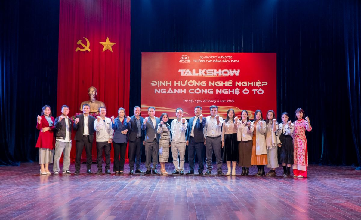 Đại diện Ban giám hiệu, giảng viên Trường Cao đẳng Bách Khoa chụp hình lưu niệm cùng doanh nghiệp tại talkshow