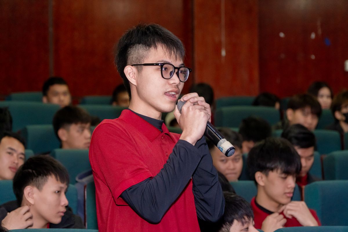 Đại diện sinh viên ngành Công nghệ ô tô khóa 17 phát biểu tại chương trình