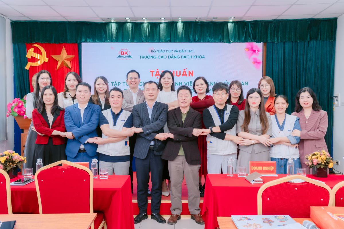 Đại diện Ban giám hiệu Trường Cao đẳng Bách Khoa chụp hình lưu niệm cùng đối tác