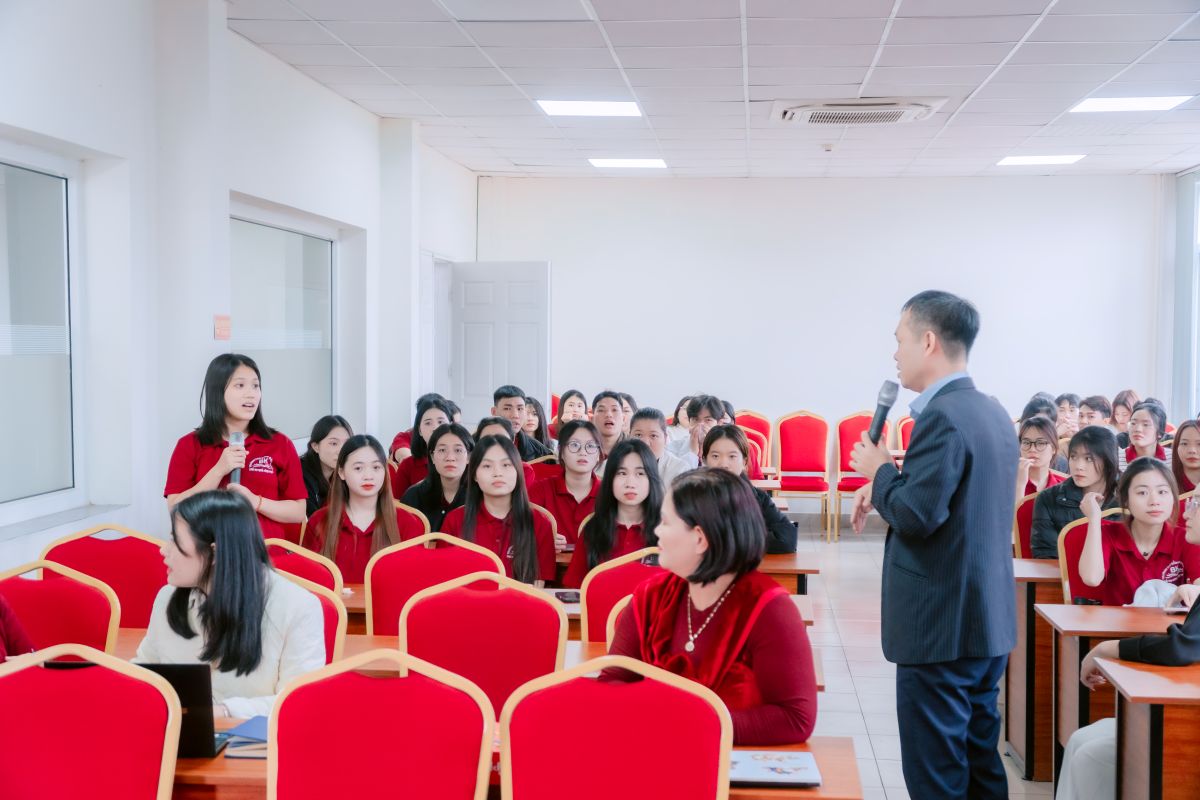 ThS. Nguyễn Thanh Mai chia sẻ định hướng tại chương trình cho sinh viên