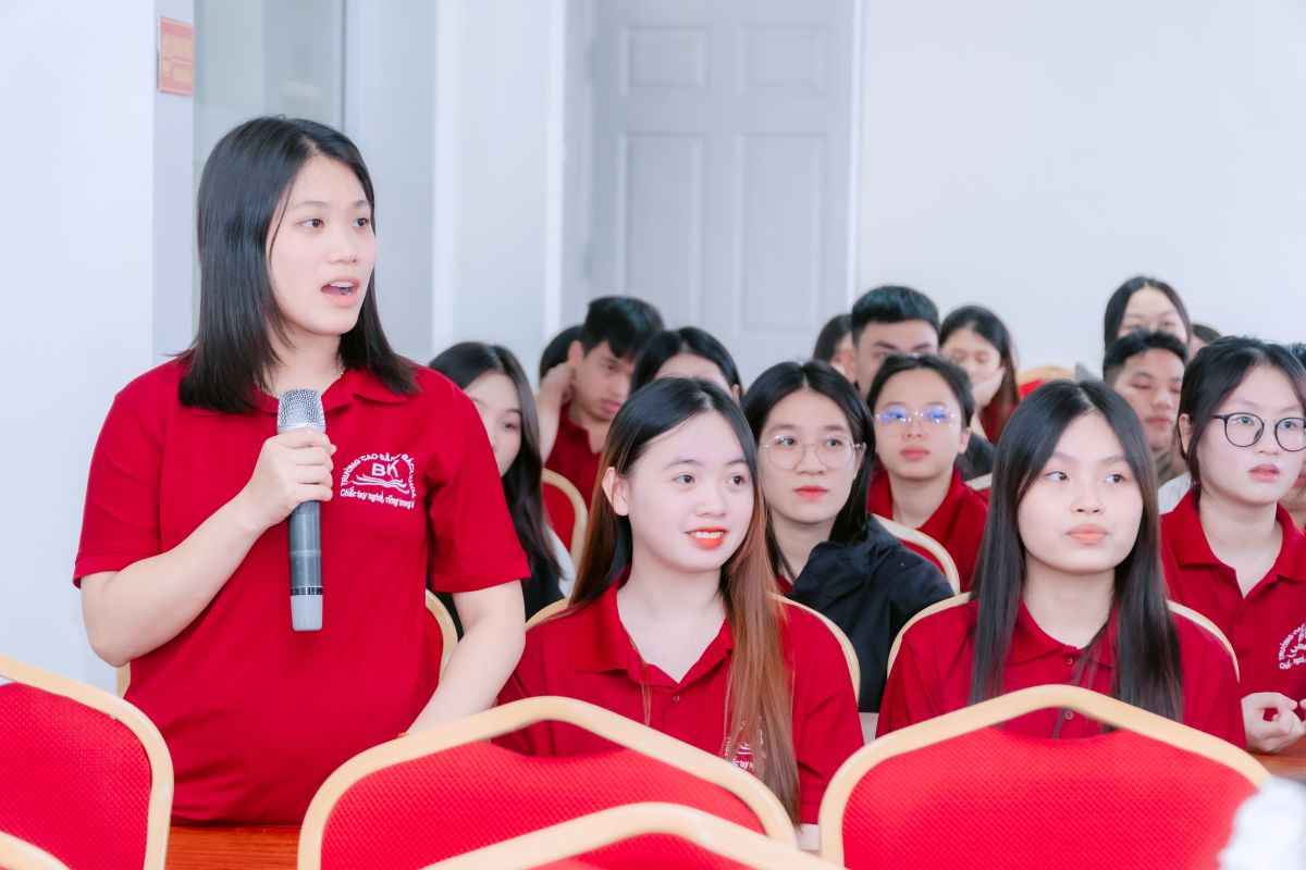 Sinh viên ngành tiếng Hàn phát biểu tại chương trình