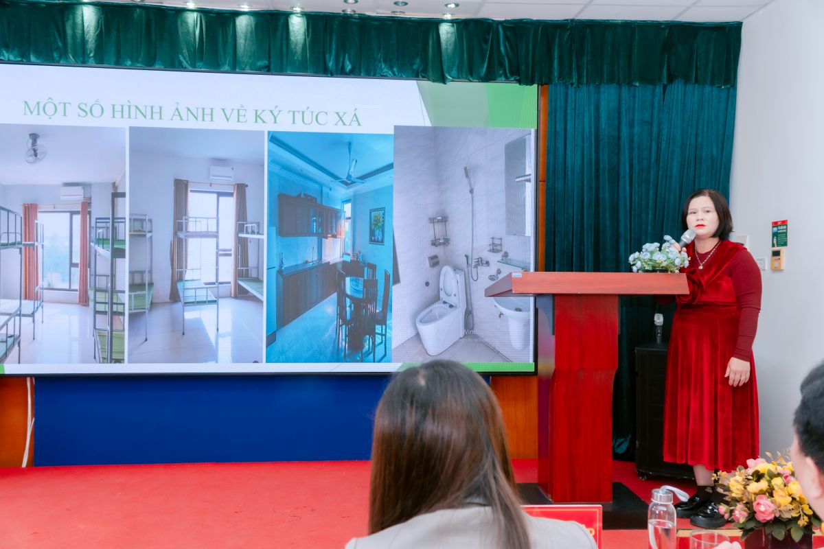 Đại diện Công ty TNHH Nhân lực Group, bà Nông Khánh Vân – Phó Giám đốc chia sẻ tại chương trình tập huấn Đại diện Công ty TNHH Nhân lực Group, bà Nông Khánh Vân – Phó Giám đốc chia sẻ tại chương trình tập huấn