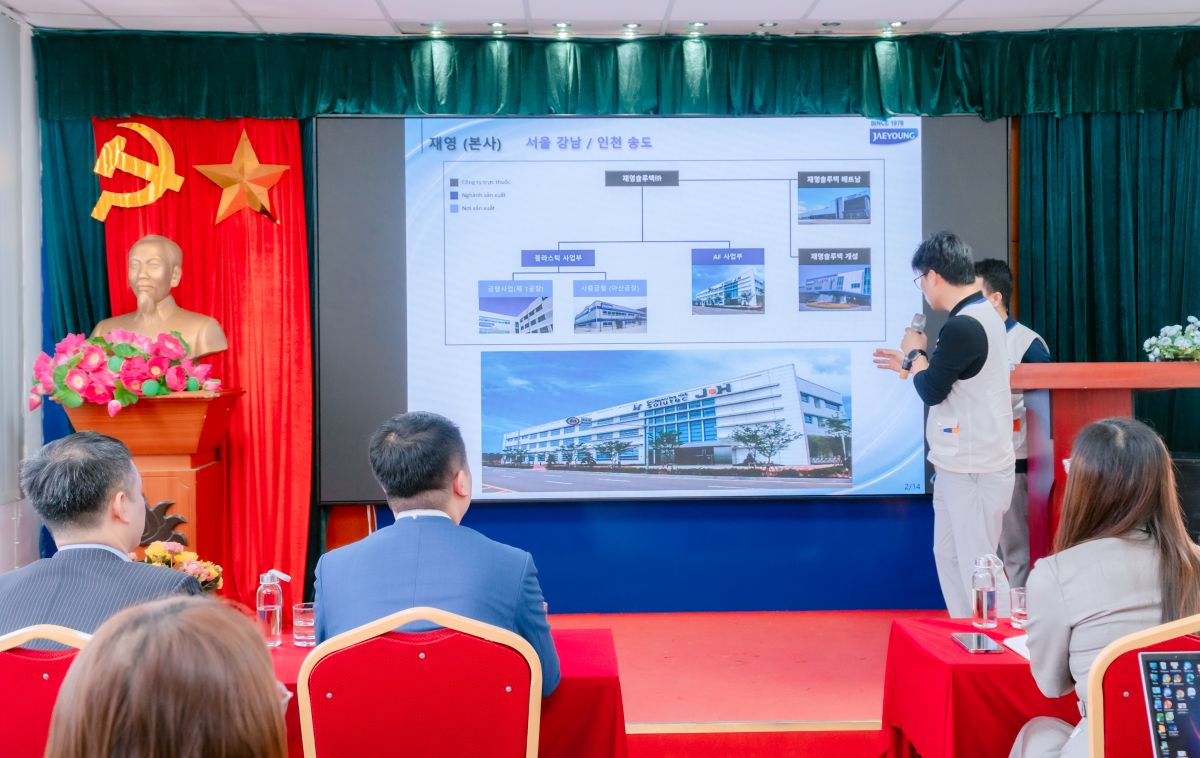 Đại diện Công ty TNHH Jaeyoung Vina, ông PARK EUNSU – Giám đốc sản xuất giới thiệu về doanh nghiệp và môi trường làm việc Đại diện Công ty TNHH Jaeyoung Vina, ông PARK EUNSU – Giám đốc sản xuất giới thiệu về doanh nghiệp và môi trường làm việc