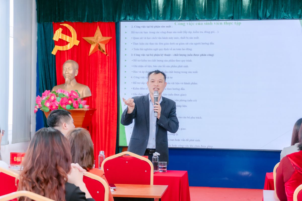 ThS. Nguyễn Thanh Mai - Phó Hiệu trưởng Trường Cao đẳng Bách Khoa phát biểu tại chương trình tập huấn ThS. Nguyễn Thanh Mai - Phó Hiệu trưởng Trường Cao đẳng Bách Khoa phát biểu tại chương trình tập huấn