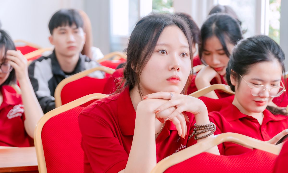 Sinh viên ngành tiếng Hàn tập trung lắng nghe
