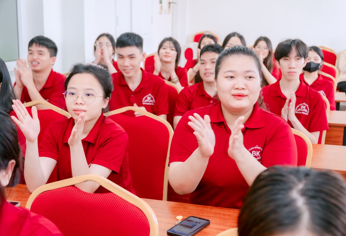 Sinh viên ngành tiếng Hàn nhiệt tình hưởng ứng