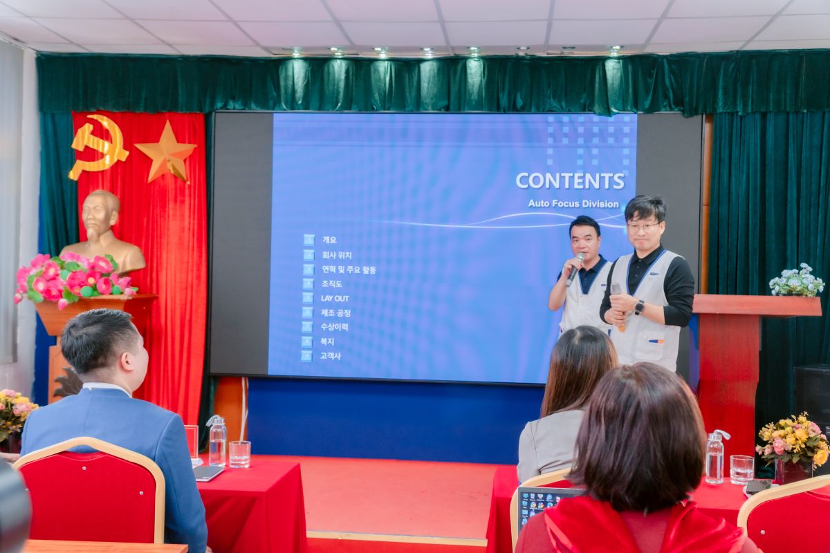 Đại diện Công ty TNHH Jaeyoung Vina, ông PARK EUNSU – Giám đốc sản xuất và ông Trịnh Xuân Nam - Phó giám đốc sản xuất chia sẻ tại chương trình tập huấn