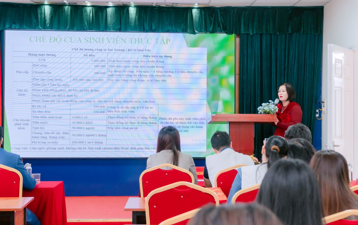 Đại diện Công ty TNHH Nhân lực Group, bà Nông Khánh Vân – Phó Giám đốc chia sẻ tại chương trình tập huấn