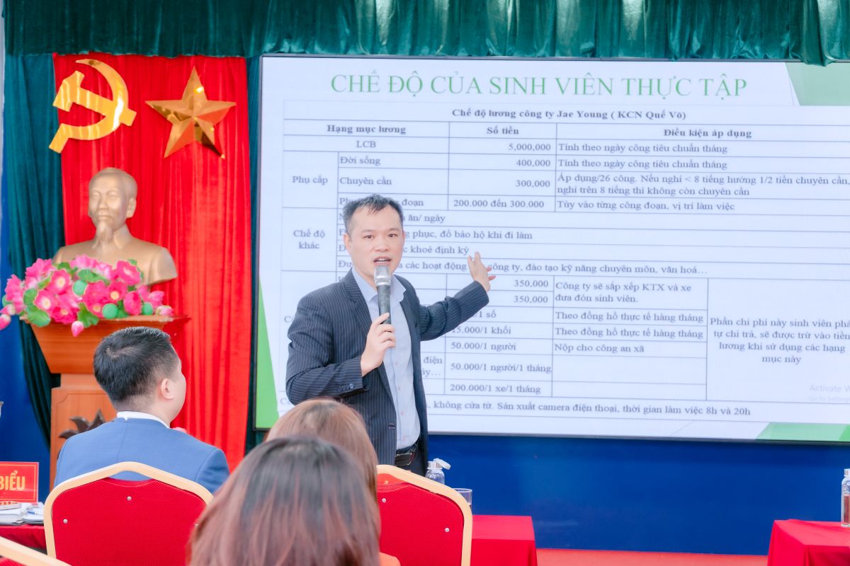 ThS. Nguyễn Thanh Mai - Phó Hiệu trưởng Trường Cao đẳng Bách Khoa phát biểu tại chương trình tập huấn