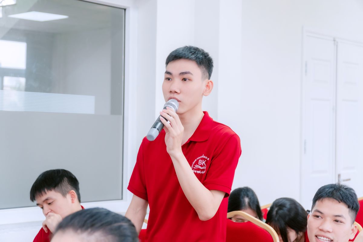 Sinh viên ngành tiếng Hàn K15 phát biểu