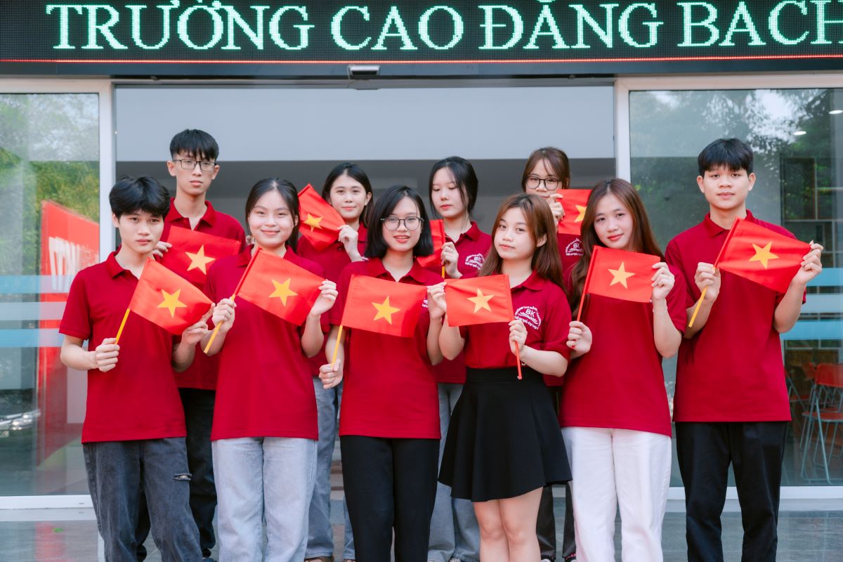 Trường Cao đẳng Bách Khoa tổ chức hoạt động xem phim Mưa Đỏ cho sinh viên