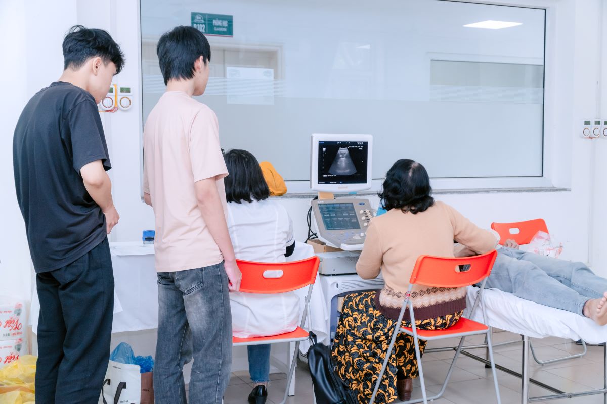 Trường Cao đẳng Bách Khoa tổ chức khám sức khỏe đầu khóa cho sinh viên K17