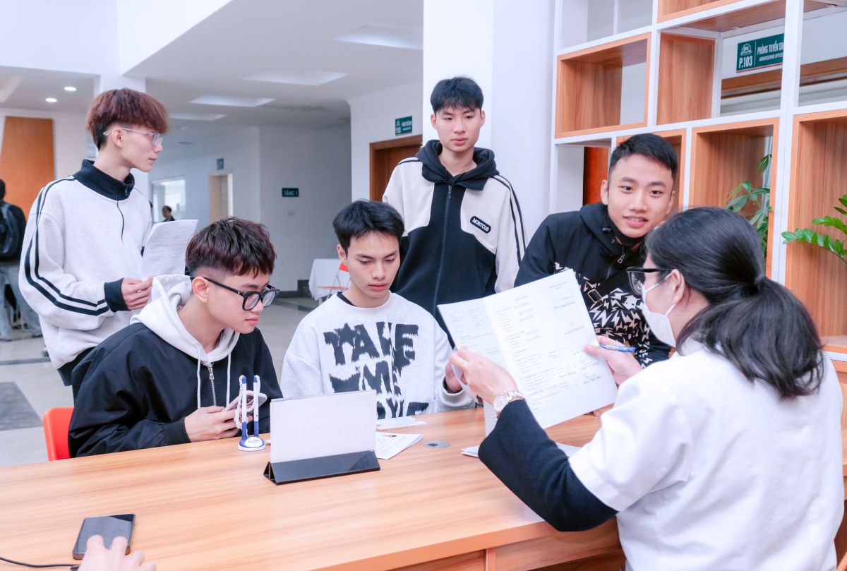 Trường Cao đẳng Bách Khoa tổ chức khám sức khỏe đầu khóa cho sinh viên K17