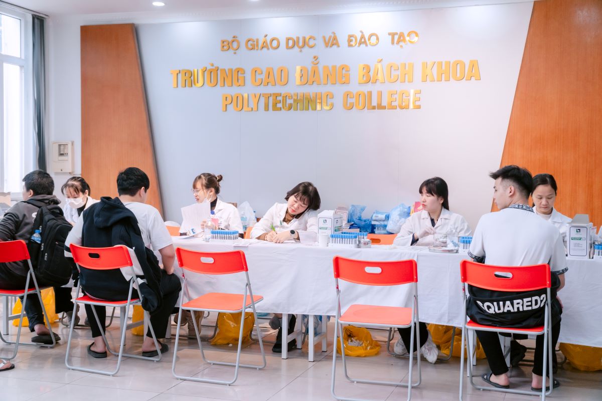 Trường Cao đẳng Bách Khoa tổ chức khám sức khỏe đầu khóa cho sinh viên K17