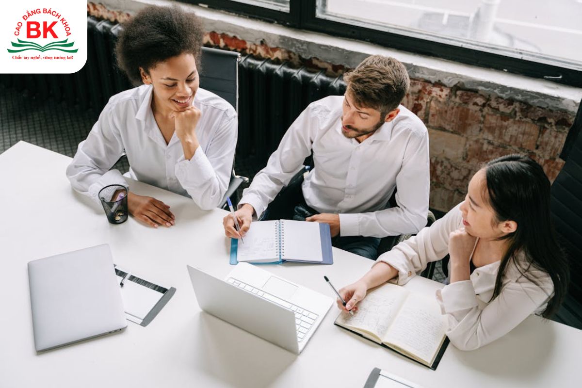 Nhóm lý trí khi làm việc nhóm thường đưa ra các đánh giá khách quan Nhóm lý trí khi làm việc nhóm thường đưa ra các đánh giá khách quan