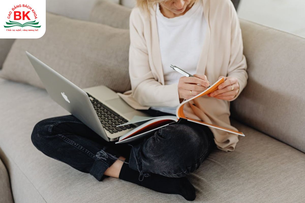 Viết nhât ký là cách tốt để bạn khám phá bản thân và hiểu thêm được về xu hướng hành vi, suy nghĩ, tính cách của bản thân mình Viết nhật ký là cách tốt để bạn khám phá bản thân và hiểu thêm được về xu hướng hành vi, suy nghĩ, tính cách của bản thân mình