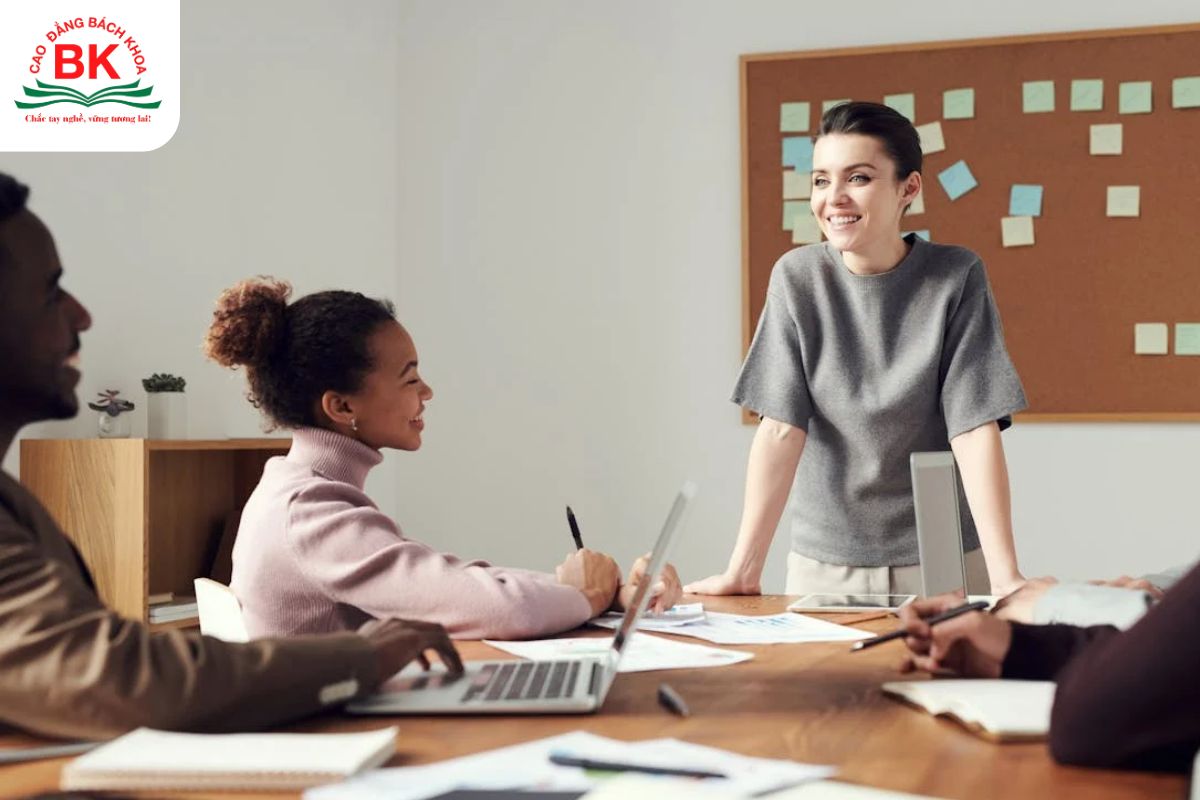 Ở vị trí lãnh đạo, nhóm ôn hoà là người tạo ra môi trường làm việc hòa hợp, dân chủ và luôn lắng nghe ý kiến của mọi thành viên Ở vị trí lãnh đạo, nhóm ôn hoà là người tạo ra môi trường làm việc hòa hợp, dân chủ và luôn lắng nghe ý kiến của mọi thành viên