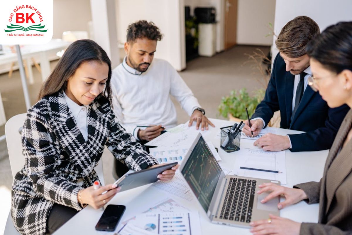 Trong làm việc nhóm, nhóm ôn hoà thường là người giữ vai trò kết nối, lắng nghe các thành viên khác Trong làm việc nhóm, nhóm ôn hoà thường là người giữ vai trò kết nối, lắng nghe các thành viên khác