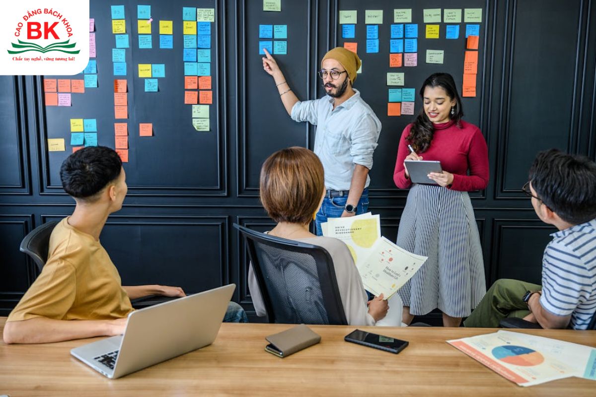 Ở vị trí lãnh đạo, nhóm thách thức là người quyết đoán, bảo vệ nhân viên và dẫn dắt đội ngũ bằng sự tự tin, sức mạnh Ở vị trí lãnh đạo, nhóm thách thức là người quyết đoán, bảo vệ nhân viên và dẫn dắt đội ngũ bằng sự tự tin, sức mạnh