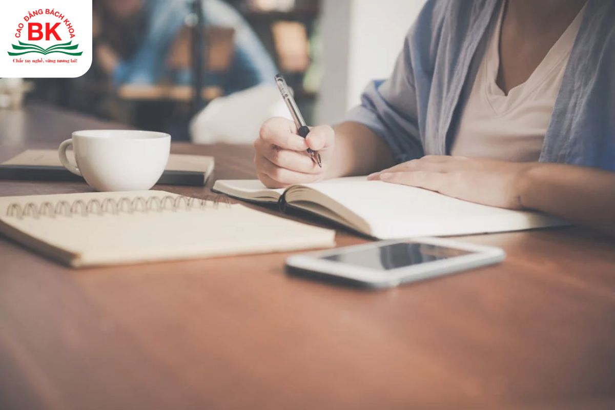 Bạn có thể kết hợp thêm việc viết nhật ký để hiểu sâu hơn về tính cách và thiên hướng của bản thân Bạn có thể kết hợp thêm việc viết nhật ký để hiểu sâu hơn về tính cách và thiên hướng của bản thân