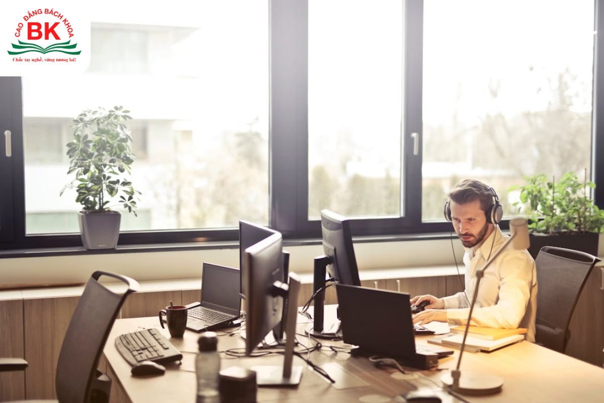 Nhóm trung thành khi làm nhân viên là những người làm việc có kỷ luật, đáng tin cậy và luôn tuân thủ đúng các quy trình Nhóm trung thành khi làm nhân viên là những người làm việc có kỷ luật, đáng tin cậy và luôn tuân thủ đúng các quy trình