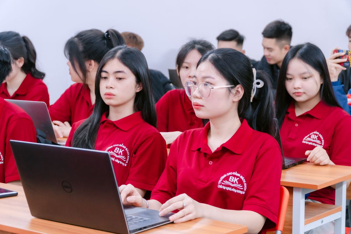 Học Cao đẳng TMĐT có liên thông lên Đại học được không?