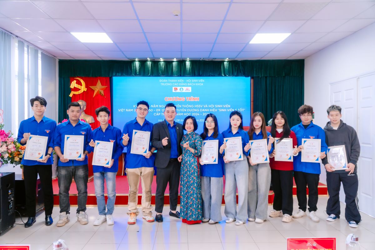 10 Sinh viên xuất sắc đạt chứng nhận Sinh viên 5 tốt của Trường Cao đẳng Bách Khoa