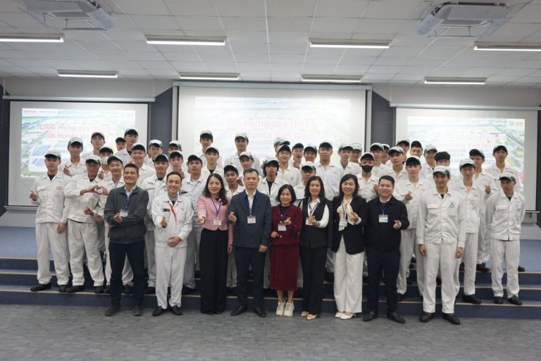 Đại diện Trường Cao đẳng Bách Khoa và đại diện doanh nghiệp chụp hình lưu niệm cùng sinh viên đang thực tập tại Honda Việt Nam